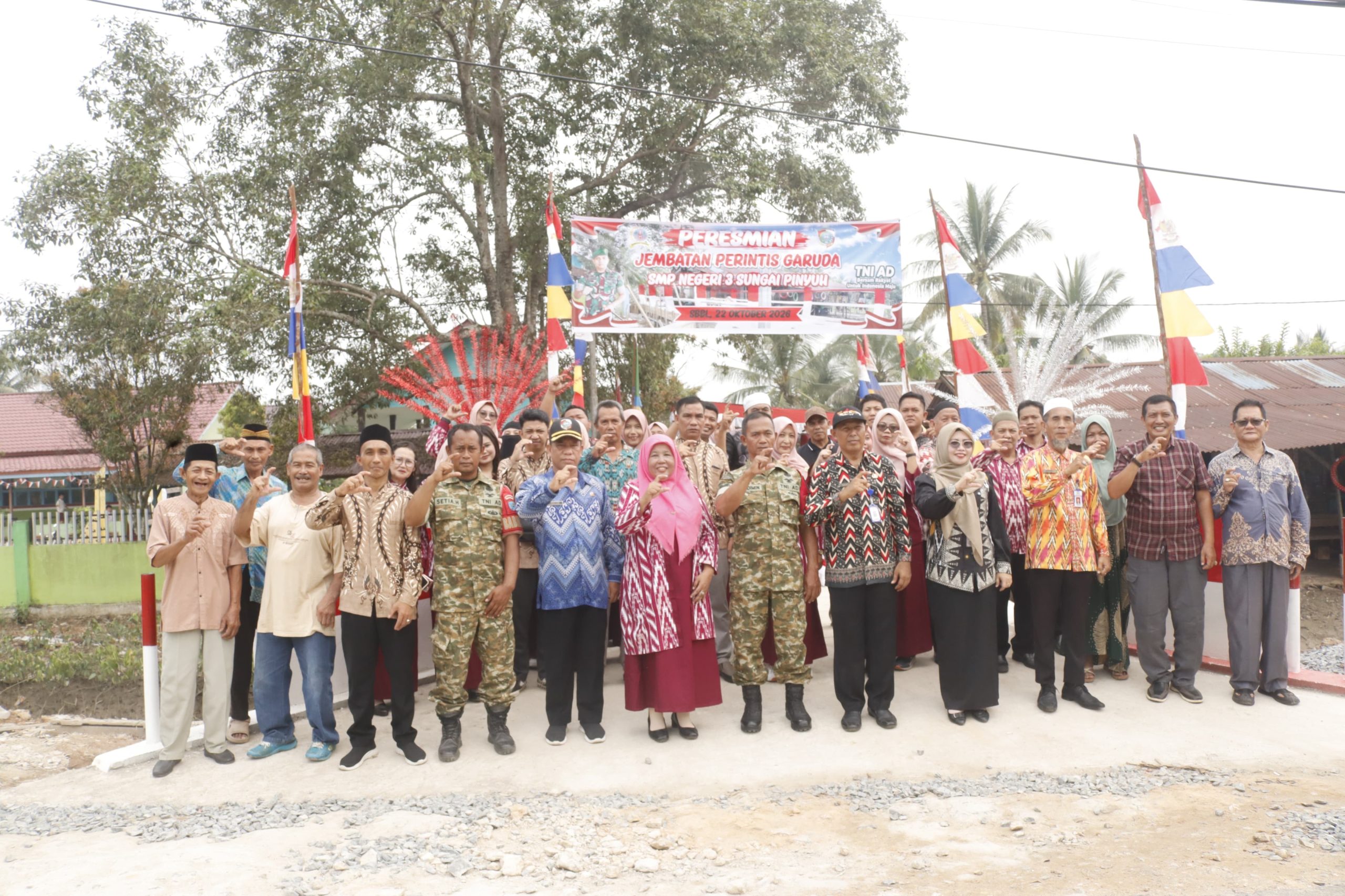Jembatan Merah Putih Hadirkan Harapan Baru, Kodim 1201/Mempawah Bantu Akses Utama Menuju SMPN 3 Sungai Pinyuh