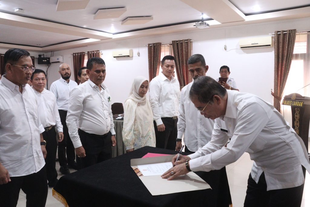 <h4><a href='https://postkotapontianak.com/pokdarkamtibmas-bhayangkara-resor-landak-dikukuhkan-masa-bakti-2026-2030-resmi-dimulai/' title='Pokdarkamtibmas Bhayangkara Resor Landak Dikukuhkan, Masa Bakti 2026–2030 Resmi Dimulai'>Pokdarkamtibmas Bhayangkara Resor Landak Dikukuhkan, Masa Bakti 2026–2030 Resmi Dimulai</a></h4>