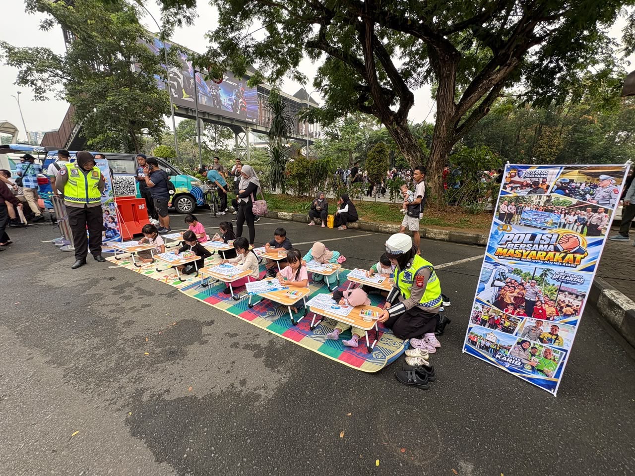 Ditlantas Polda Kalbar Ajak Anak Belajar Tertib Berlalu Lintas Lewat Kegiatan Mewarnai
