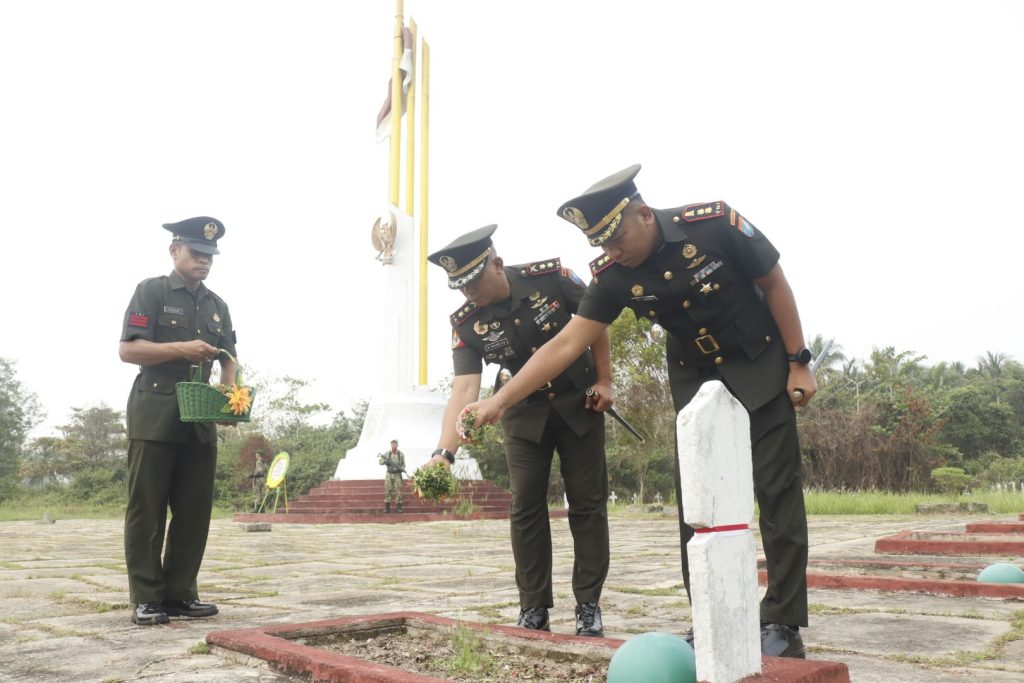 <h4><a href='https://postkotapontianak.com/bunga-ditabur-jiwa-patriotisme-berkobar-dandim-1201-mempawah-pimpin-ziarah-hut-ke-81-tni/' title='Bunga Ditabur, Jiwa Patriotisme Berkobar! Dandim 1201/Mempawah Pimpin Ziarah HUT ke-81 TNI'>Bunga Ditabur, Jiwa Patriotisme Berkobar! Dandim 1201/Mempawah Pimpin Ziarah HUT ke-81 TNI</a></h4>