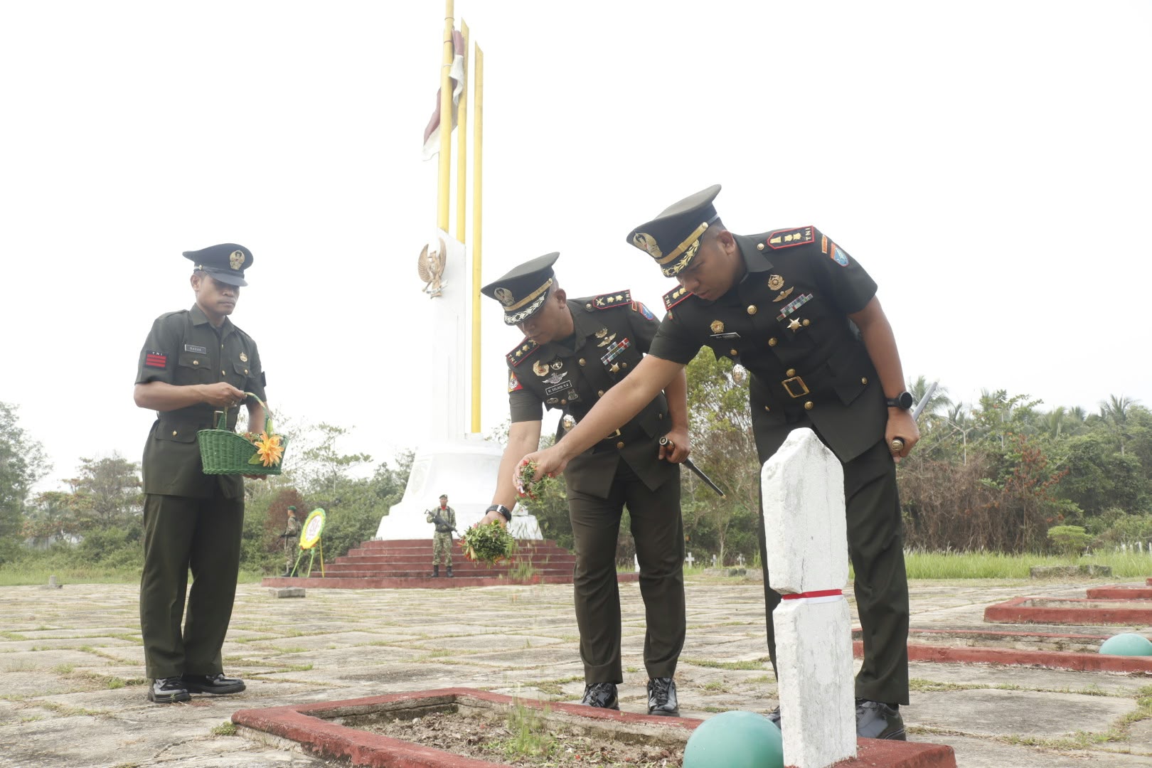 Bunga Ditabur, Jiwa Patriotisme Berkobar! Dandim 1201/Mempawah Pimpin Ziarah HUT ke-81 TNI