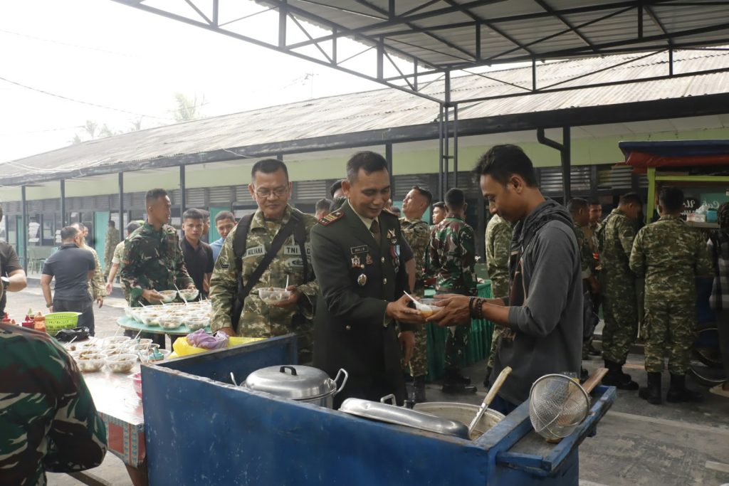 <h4><a href='https://postkotapontianak.com/hut-ke-81-tni-kodim-1201-mempawah-sajikan-ratusan-porsi-bakso-dan-sate-gratis-untuk-masyarakat/' title='HUT ke-81 TNI, Kodim 1201/Mempawah Sajikan Ratusan Porsi Bakso dan Sate Gratis untuk Masyarakat'>HUT ke-81 TNI, Kodim 1201/Mempawah Sajikan Ratusan Porsi Bakso dan Sate Gratis untuk Masyarakat</a></h4>