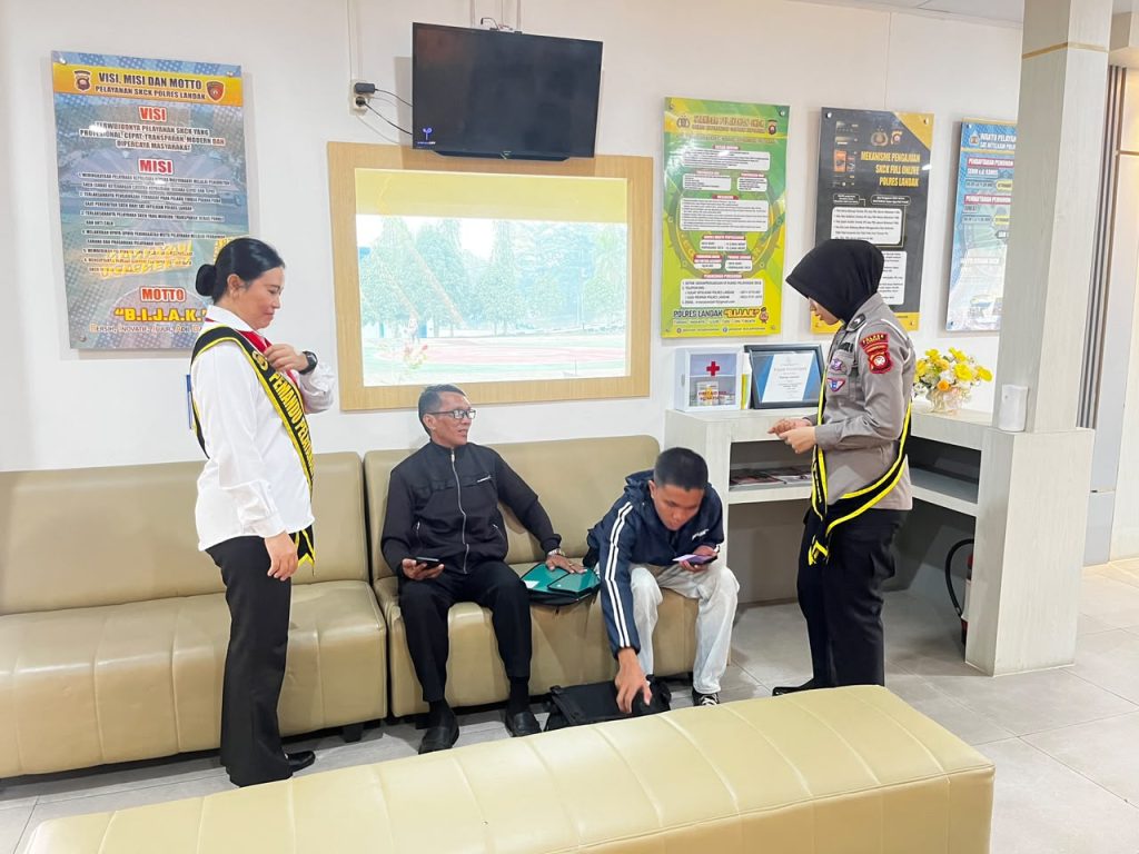 <h4><a href='https://postkotapontianak.com/polres-landak-terus-tingkatkan-pelayanan-publik-dengan-diadakannya-polwan-jadi-pemandu-layanan-masyarakat-yang-datang/' title='Polres Landak Terus Tingkatkan Pelayanan Publik, Dengan Diadakannya Polwan Jadi Pemandu Layanan Masyarakat Yang Datang'>Polres Landak Terus Tingkatkan Pelayanan Publik, Dengan Diadakannya Polwan Jadi Pemandu Layanan Masyarakat Yang Datang</a></h4>