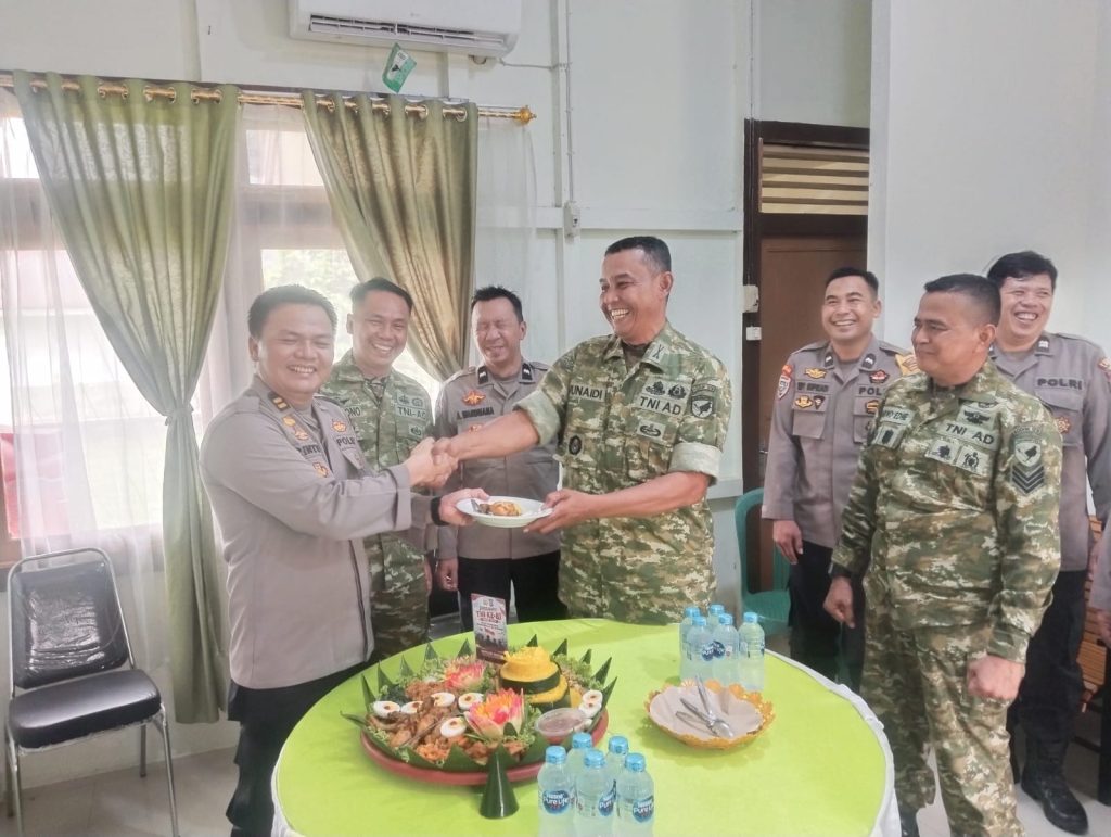<h4><a href='https://postkotapontianak.com/kejutan-di-hut-tni-ke-81-polsek-ngabang-serahkan-nasi-tumpeng-ke-koramil/' title='Kejutan di HUT TNI ke-81, Polsek Ngabang Serahkan Nasi Tumpeng ke Koramil'>Kejutan di HUT TNI ke-81, Polsek Ngabang Serahkan Nasi Tumpeng ke Koramil</a></h4>