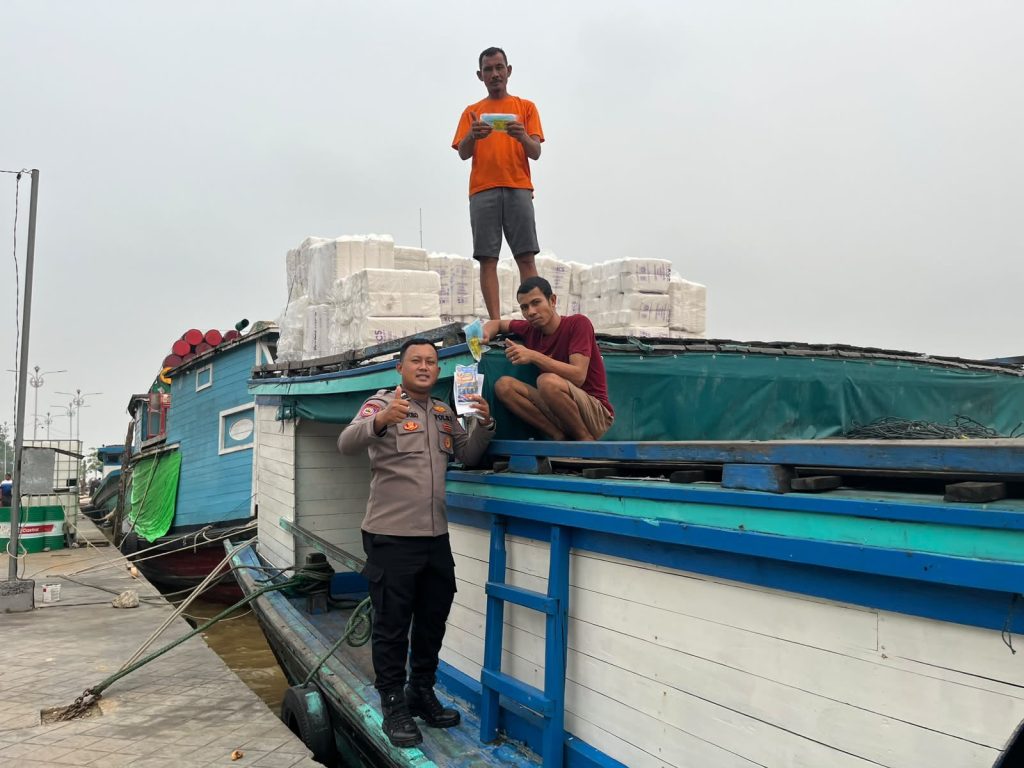<h4><a href='https://postkotapontianak.com/ditbinmas-polda-kalbar-sampaikan-imbauan-kamtibmas-dan-bagikan-masker-serta-vitamin-di-pelabuhan-kapuas-indah/' title='Ditbinmas Polda Kalbar Sampaikan Imbauan Kamtibmas dan Bagikan Masker serta Vitamin di Pelabuhan Kapuas Indah'>Ditbinmas Polda Kalbar Sampaikan Imbauan Kamtibmas dan Bagikan Masker serta Vitamin di Pelabuhan Kapuas Indah</a></h4>
