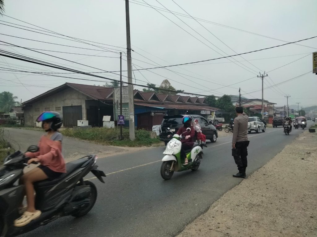 <h4><a href='https://postkotapontianak.com/wujud-nyata-polisi-bersama-masyarakat-polsek-ngabang-sigap-atur-lalu-lintas-dan-bantu-pelajar-menyeberang/' title='Wujud Nyata Polisi Bersama Masyarakat, Polsek Ngabang Sigap Atur Lalu Lintas dan Bantu Pelajar Menyeberang'>Wujud Nyata Polisi Bersama Masyarakat, Polsek Ngabang Sigap Atur Lalu Lintas dan Bantu Pelajar Menyeberang</a></h4>