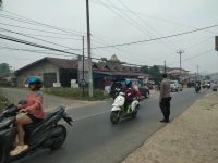Wujud Nyata Polisi Bersama Masyarakat, Polsek Ngabang Sigap Atur Lalu Lintas dan Bantu Pelajar Menyeberang