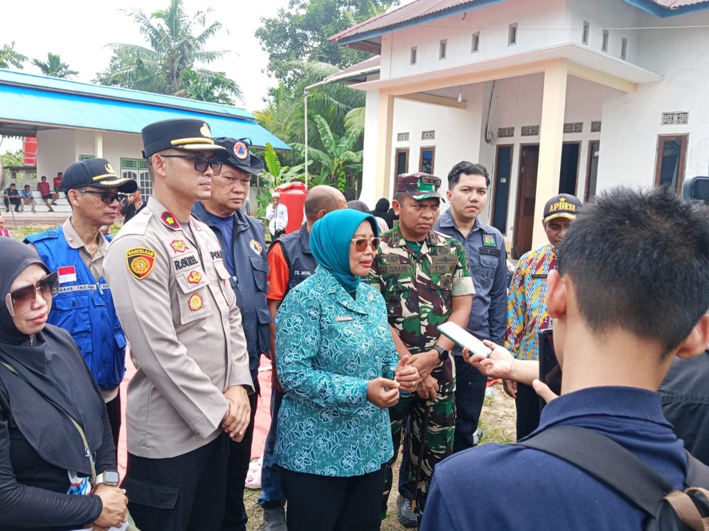 <h4><a href='https://postkotapontianak.com/dandim-1201-mempawah-bersama-forkopimda-serahkan-bantuan-untuk-warga-korban-puting-beliung/' title='Dandim 1201/Mempawah Bersama Forkopimda Serahkan Bantuan untuk Warga Korban Puting Beliung'>Dandim 1201/Mempawah Bersama Forkopimda Serahkan Bantuan untuk Warga Korban Puting Beliung</a></h4>