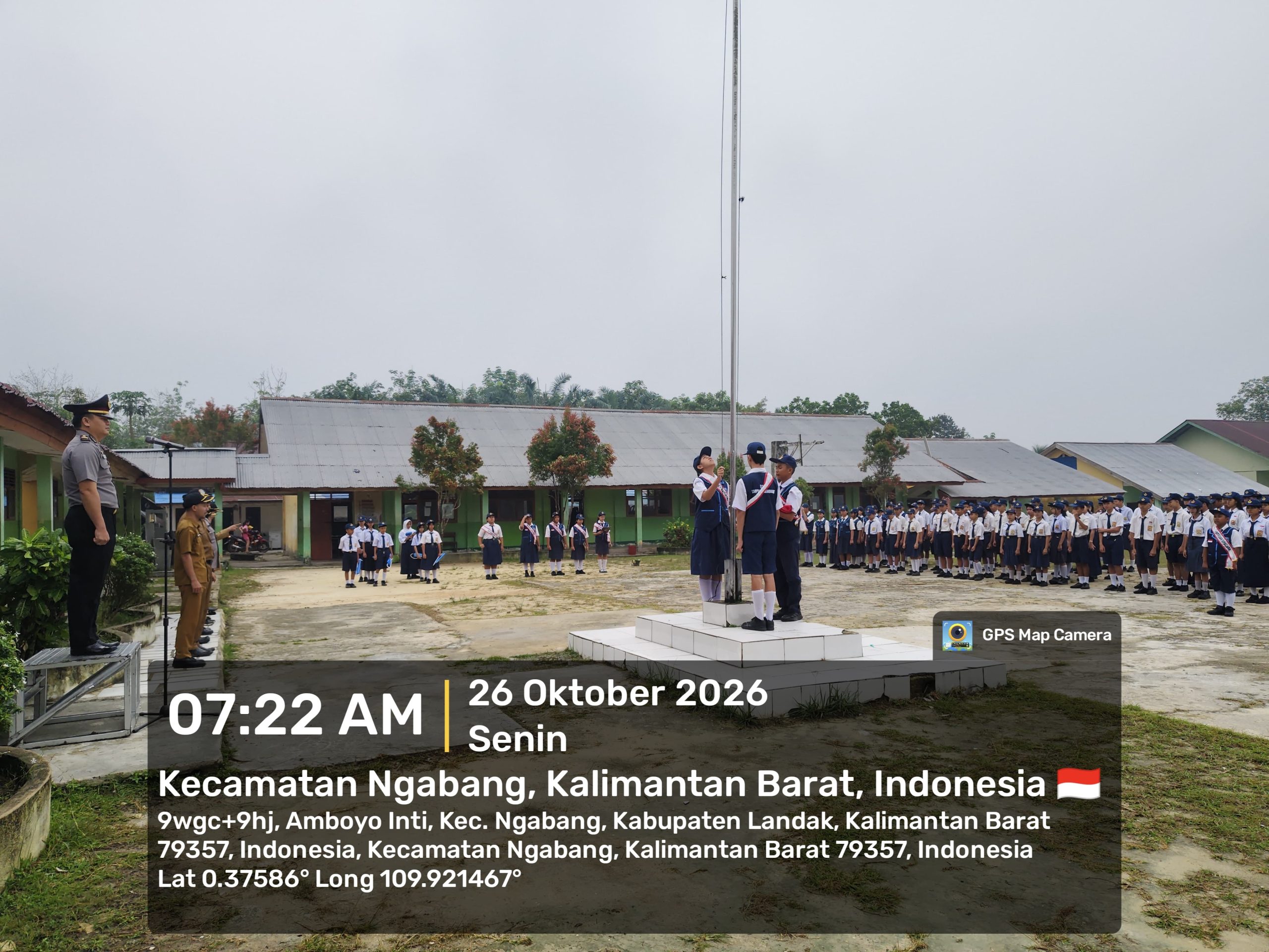 Jadi Pembina Upacara di SMPN 9 Ngabang, Plt. Kapolsek Tekankan Disiplin dan Bahaya Bullying Serta Bahaya nya Narkoba