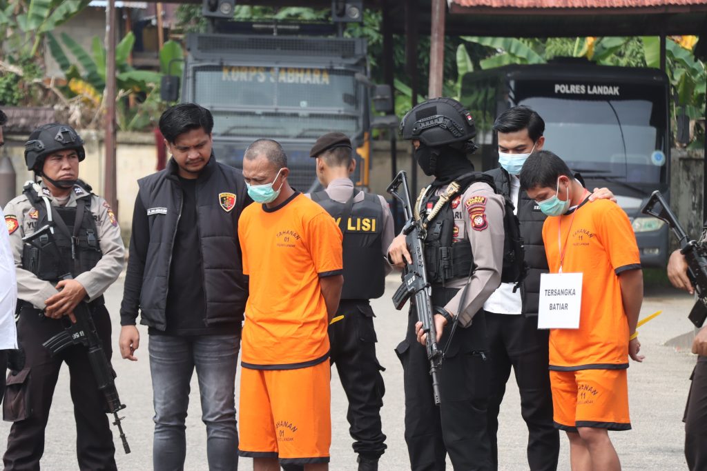 <h4><a href='https://postkotapontianak.com/mengerikan-47-adegan-rekonstruksi-pembunuhan-ibu-anak-di-landak-polisi-ungkap-rencana-tersangka/' title='Mengerikan! 47 Adegan Rekonstruksi Pembunuhan Ibu-Anak di Landak, Polisi Ungkap Rencana Tersangka'>Mengerikan! 47 Adegan Rekonstruksi Pembunuhan Ibu-Anak di Landak, Polisi Ungkap Rencana Tersangka</a></h4>