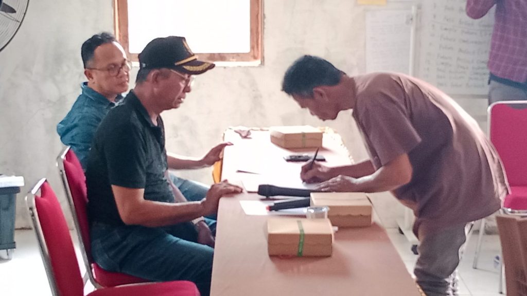 <h4><a href='https://postkotapontianak.com/dukung-peningkatan-ekonomi-dan-sdm-lokal-pt-bai-dan-warga-desa-bukit-batu-sepakati-langkah-strategis-pemberdayaan-masyarakat/' title='Dukung Peningkatan Ekonomi dan SDM Lokal, PT BAI dan Warga Desa Bukit Batu Sepakati Langkah Strategis Pemberdayaan Masyarakat'>Dukung Peningkatan Ekonomi dan SDM Lokal, PT BAI dan Warga Desa Bukit Batu Sepakati Langkah Strategis Pemberdayaan Masyarakat</a></h4>