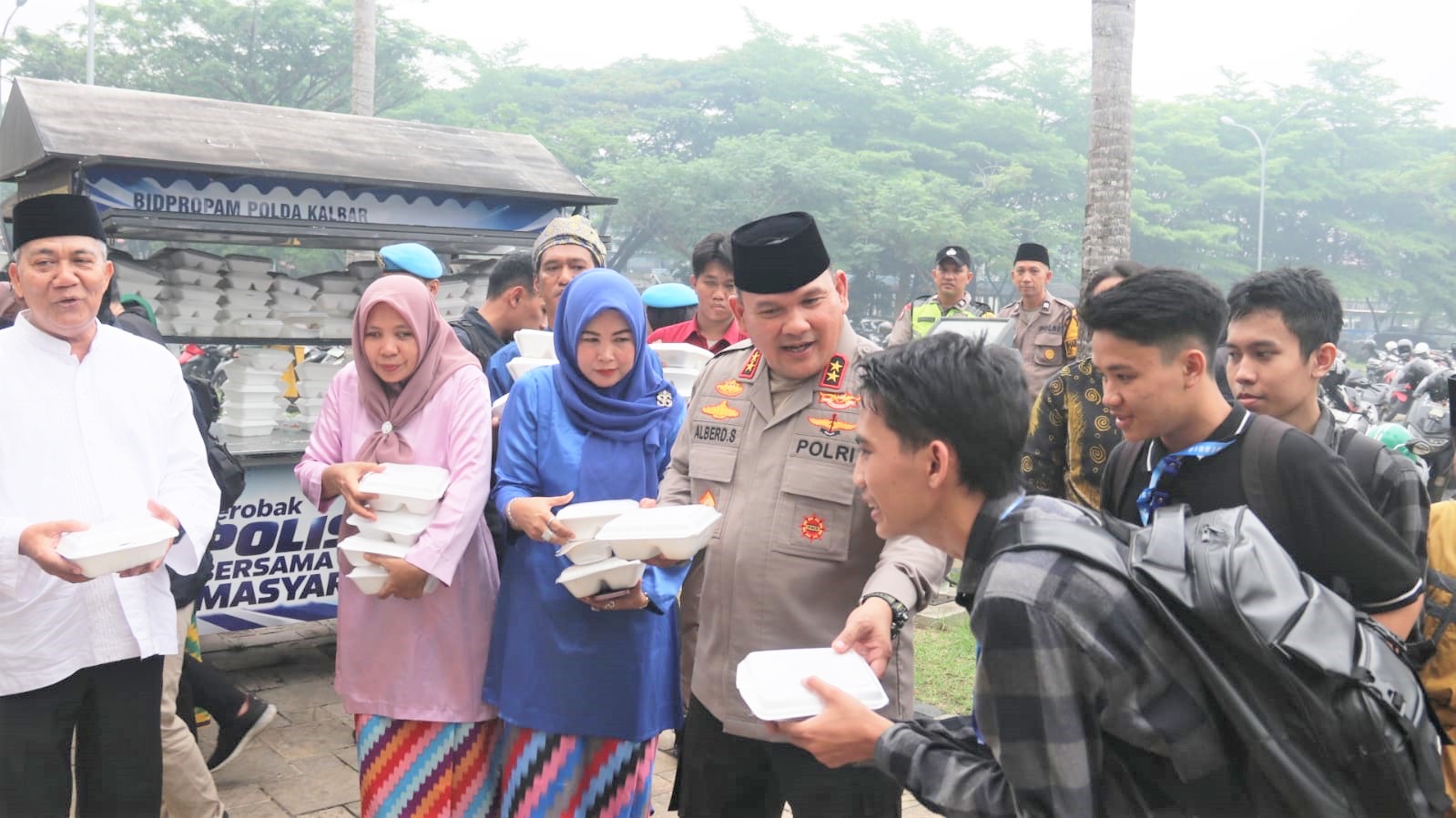 Jumat Keliling di Masjid Mujahidin, Kapolda Kalbar Ajak Masyarakat Cegah Bullying dan Tangkal Hoaks